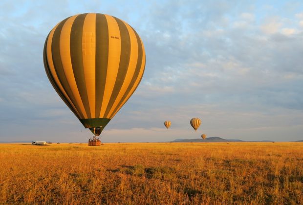 Hot-air-ballon-over-Serengeti-Tanzania